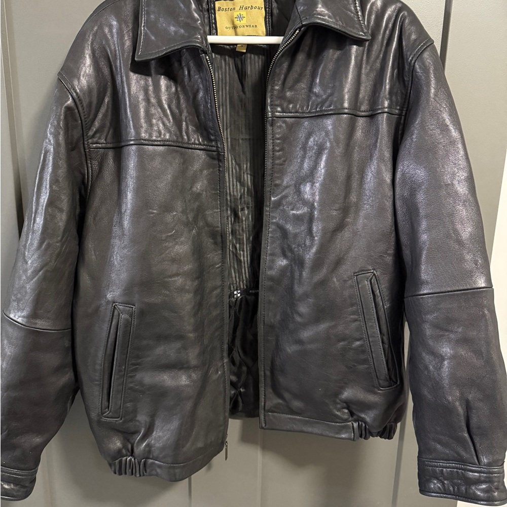 Classic Black Bomber Jacket with Elastic Waistband and Zip Closure